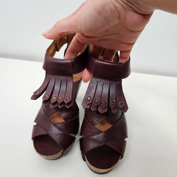 John Fluevog Rules Goodall Platform Sandals Sz 6 Dallas Brown T-strap Fringe - Picture 4 of 13